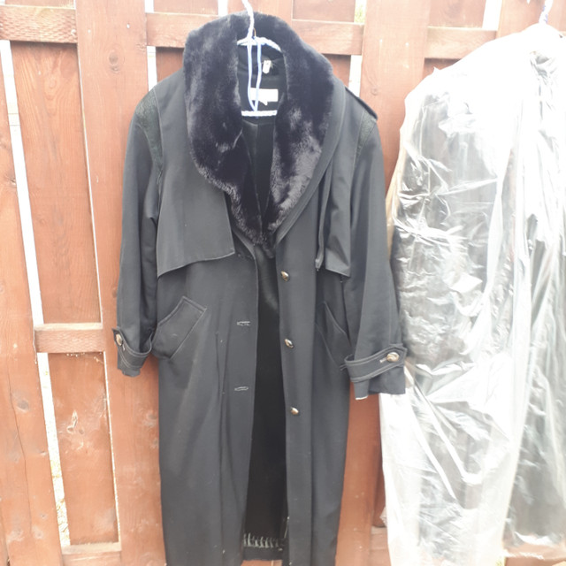 80s Outback Trench Coat Pure Virgin Wool ,size 9/10 in Women's - Tops & Outerwear in Ottawa