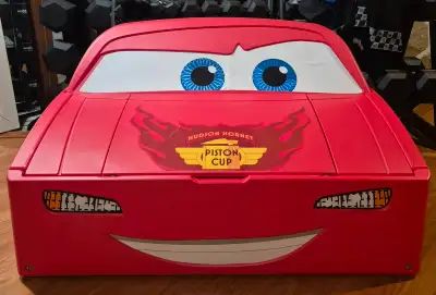 Gros coffre a jouets de flash mcqueen En bon etat
