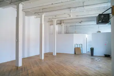 Loft commercial de 3 335 pi² à louer dans l'édifice Imperial Tobacco à Granby Installez votre entrep...