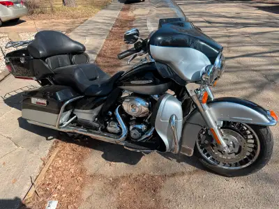 103ci engine, tires like new, brakes like new, upgraded LED headlight and light bar. Heated grips, A...