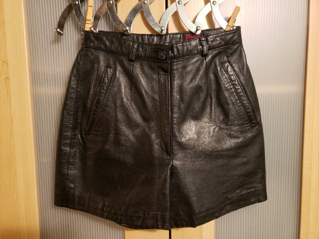 Korean vintage leather shorts, fully lined, w deep pockets. 2 US dans Femmes - Pantalons et shorts  à Ville de Montréal - Image 2