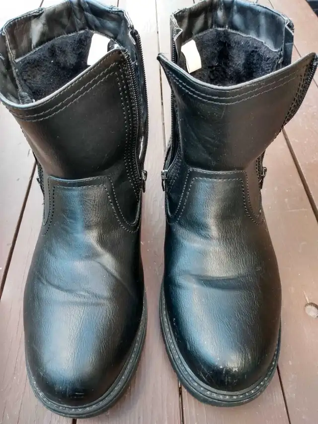 men's snow boots-multiple pairs Columbia (size 10.5)  and Thins in Men's Shoes in Hamilton - Image 8