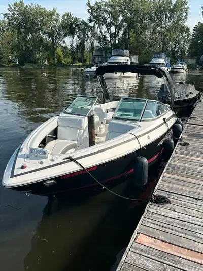 Bateau REGAL 2500 2012 25 pieds, 460 heures. Couleur Noir et rouge en excellente condition. Directem...