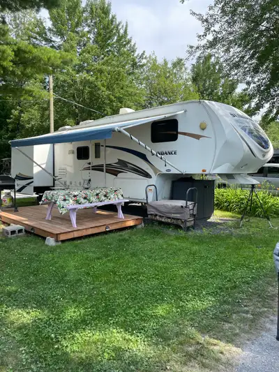 3 extensions, 2 chambres fermées, le prix est 15000$ pour la roulotte seulement et 16500$ le setup c...