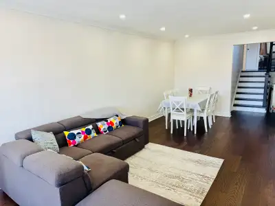 Discover your new family haven! This cozy 3-bedroom, 1bathroom house boasts gleaming hardwood floors...