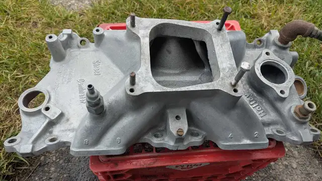 Holley Street Dominator intake manifold  in Engine & Engine Parts in Calgary - Image 3