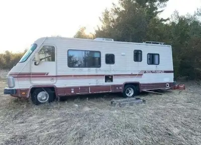 1987 Southwind RV Model Y, Class A. Engine and AC running. Engine is a 455 cubic inch GM. 8 cylinder...