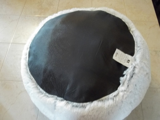 Cuddler Dog/Cat bed in Accessories in Hamilton - Image 2