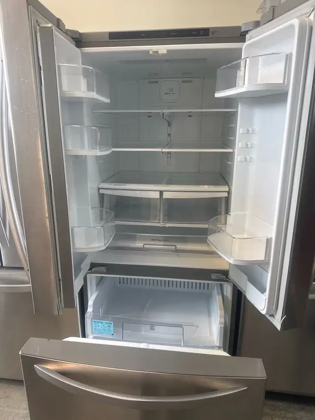 LG Refrigerator in Refrigerators in Laval / North Shore - Image 3