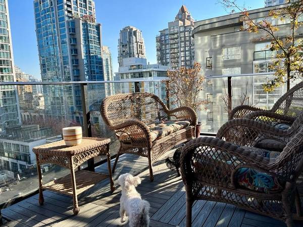 Furnished 2 bedroom and Den  with large patio - Yaletown in Long Term Rentals in Vancouver - Image 2