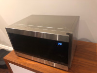 LG Microwave 0.9 Cu. Ft. with Smart Inverter