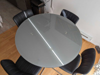 Table ronde en verre trempé Structube (sans les chaises)