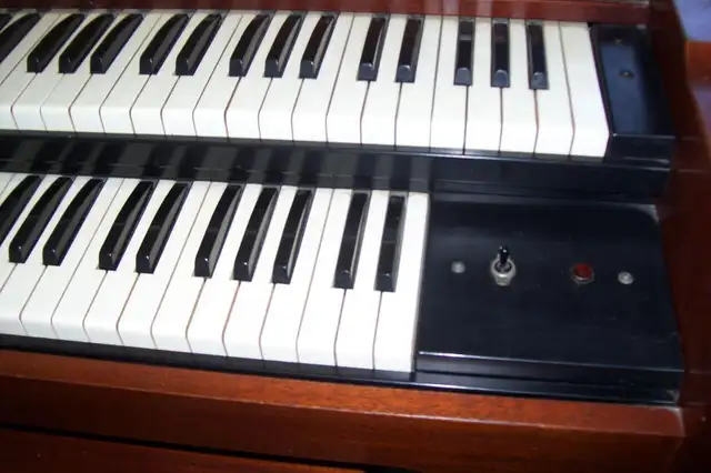 1950S LOWREY DOUBLE KEYBOARD ELECTRIC  ORGAN TUBE TYPE in Pianos & Keyboards in Grand Bend - Image 6