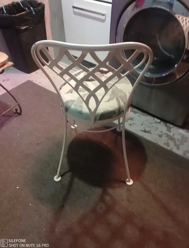 VINTAGE DECO WROUGHT IRON PATIO DINING CHAIRS in Patio & Garden Furniture in Kitchener / Waterloo - Image 2