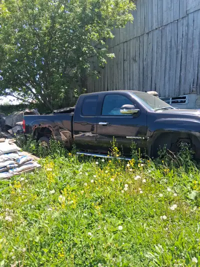 2006 GMC Sierra Frame and body are shot but motor and drivetrain good lights,glass etc 2wd price is...