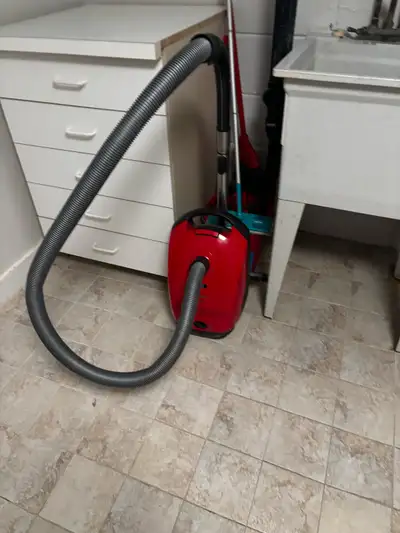 This Miele S2 Contour canister vacuum is a pre-owned, high-quality cleaning solution designed for re...