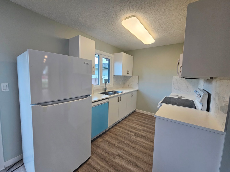 SIDE BY SIDE HOUSE WITH 3 BED, 2 BATH AND BACKYARD 3