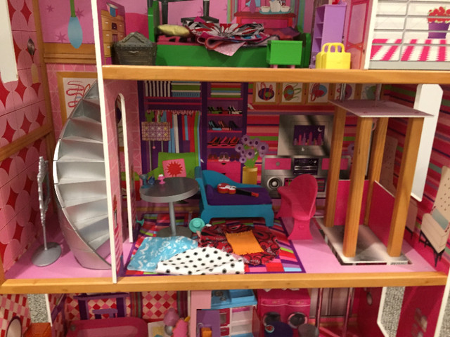 Dollhouse in Toys in Markham / York Region - Image 2