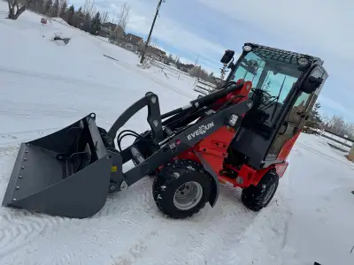 This Italian Loader is very versatile and has all the options such as a enclosed cab, heat, 2 speed,...
