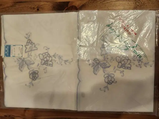 Vintage Pair of Hand Embroidered Pillow Cases in Other in Winnipeg - Image 2
