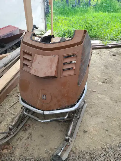 70's skidoo. I cant remember the year, looked it up a while ago, thought it was 78 ish. Electric sta...