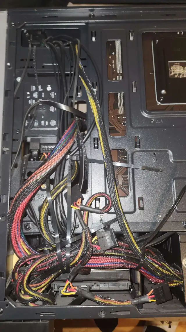 PC Gamer Ryzen 5 + GTX 1070(NEGOCIABLE) in Desktop Computers in City of Montréal - Image 7