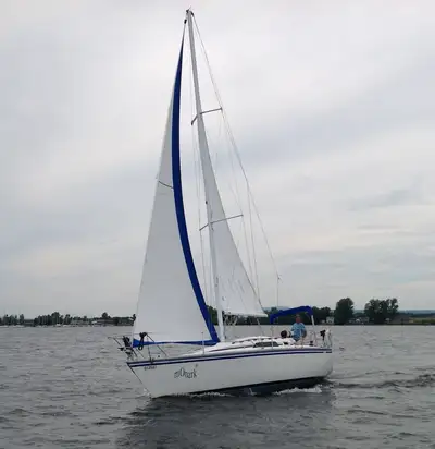 Bateau canadien en excellente condition. Quillard, longueur 28.5 pi, largeur 10’ 6” , hauteur sous-b...