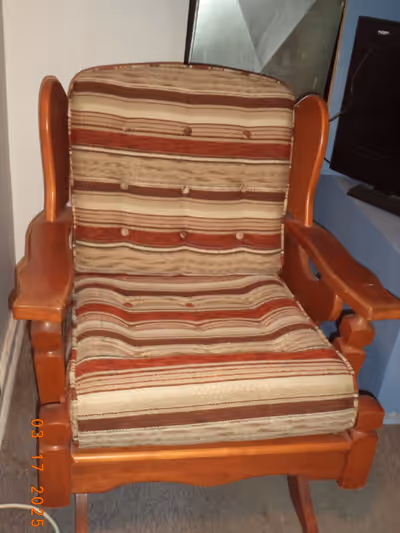Un beau fauteuil à bascule, en chêne, parfaite état, un meuble de qualité, idéal pour chalet peut-êt...