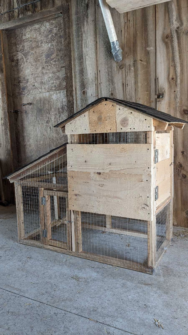 Rabbit hutch / small chicken coop in Livestock in St. Catharines - Image 2