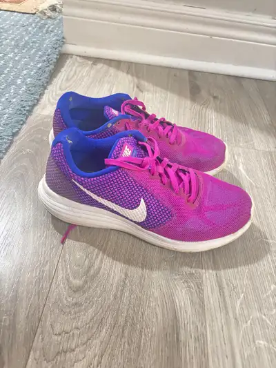 Get ready to pound the pavement with these Nike Revolution 3 running shoes! In vibrant purple and bl...