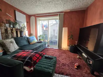 Ossington - Furnished Room Available 1st July in 2-bed House