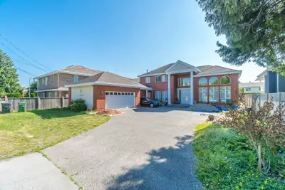 CONVENIENT LOCATION. Large furnished corner bedroom with private bathroom, plus skylight. Brand new...