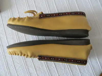 NEW LEATHER MOCASSINS MADE IN CANADA SIZE 7 LAURENTIAN CHIEF, View more