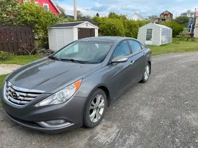 Excellente condition. 188000 km. Avec 4 pneus d'hiver et d'été! Couleur grise. Siège en cuir!