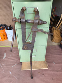 Antique deals blacksmith vise