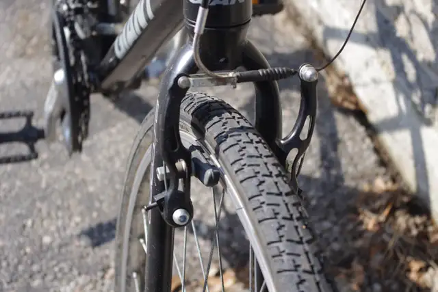 Giant Escape 3 21-Speed Hybrid Road Bike in Cruiser, Commuter & Hybrid in Oshawa / Durham Region - Image 6