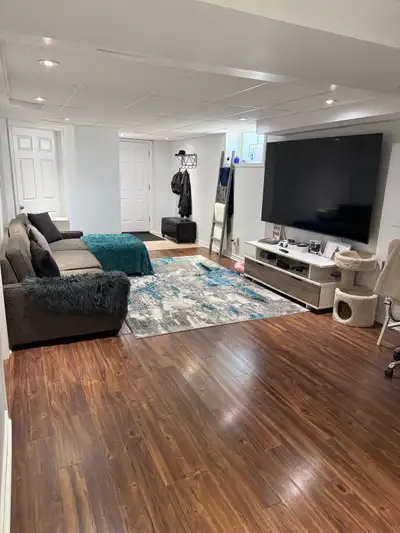 Bright and spacious 2 bedroom apartment in great location Whitby/Oshawa border Features 2 spacious b...