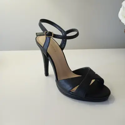 Black Criss-Cross Heels Size 7, View more