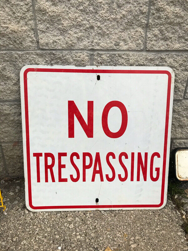 4 VINTAGE NO TRESPASSING SIGNS - PORCELAIN WOOD HEAVY STEEL in Arts & Collectibles in Mississauga / Peel Region - Image 2