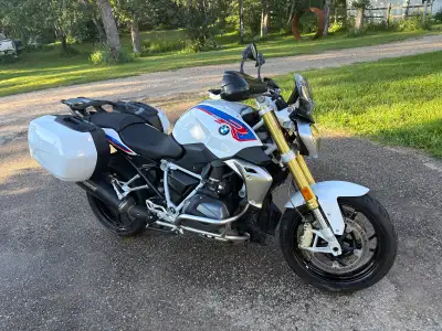 2020 BMW R1250 naked street bike Has akrapovic slip on exhaust, aftermarket crash cage , cellphone m...