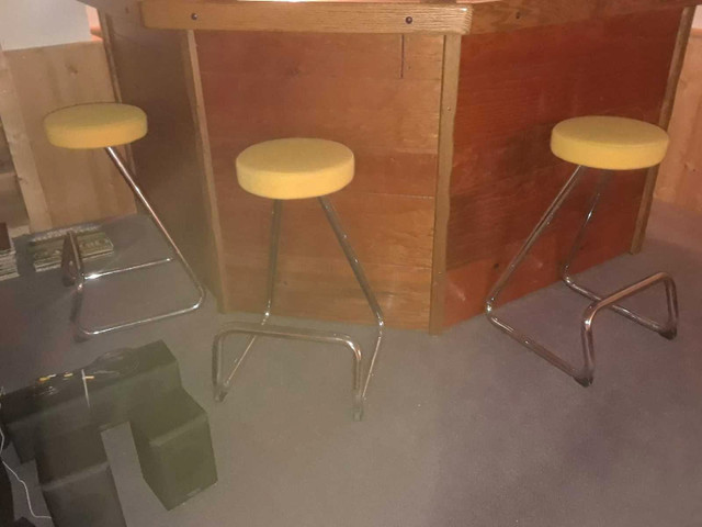 Set of 3 Vintage Bar Stools in Chairs & Recliners in Oshawa / Durham Region - Image 2