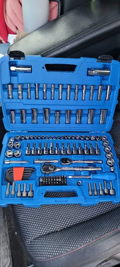 Barely used complete Ratchet/Socket set.