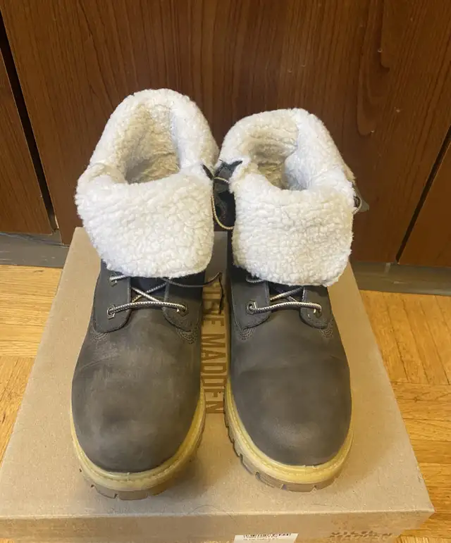women’s Timberland Roll-Top Boots in Women's - Shoes in City of Toronto - Image 2