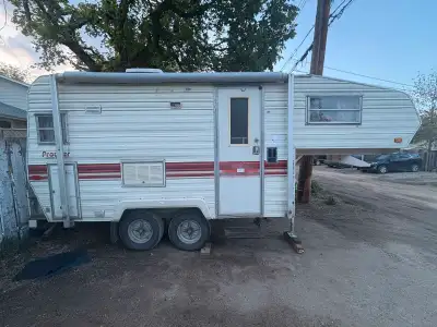18 foot prowler, 1982 , sleeps 5 , everything works, aftermarket hot water tank and brand new fridge...