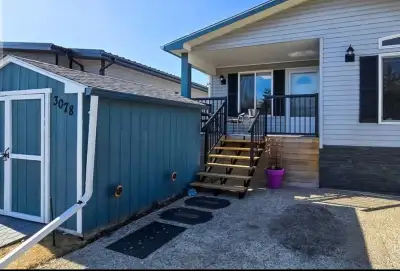 2 bedrooms up, 1 down. Master bedroom accommodates a king size bed. A main bathroom and ensuite. Kit...