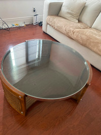 Vintage ratan (1970’s) round coffee table