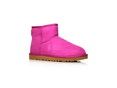 The Classic Mini II boot from UGG Australia adds some casual cool to your everyday look. Price is fi...