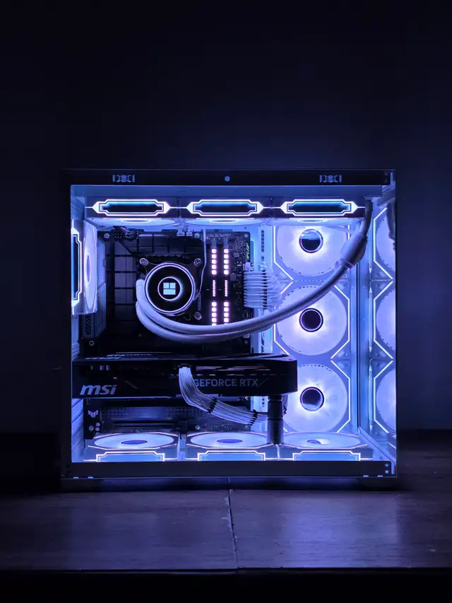 White RTX 5070ti Gaming PC┃Core i7 14700K ┃1TB NVMe┃32GB 7200MHZ in Desktop Computers in City of Toronto - Image 2
