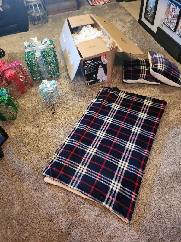 Christmas Tree and accessories in Holiday, Event & Seasonal in Red Deer - Image 4