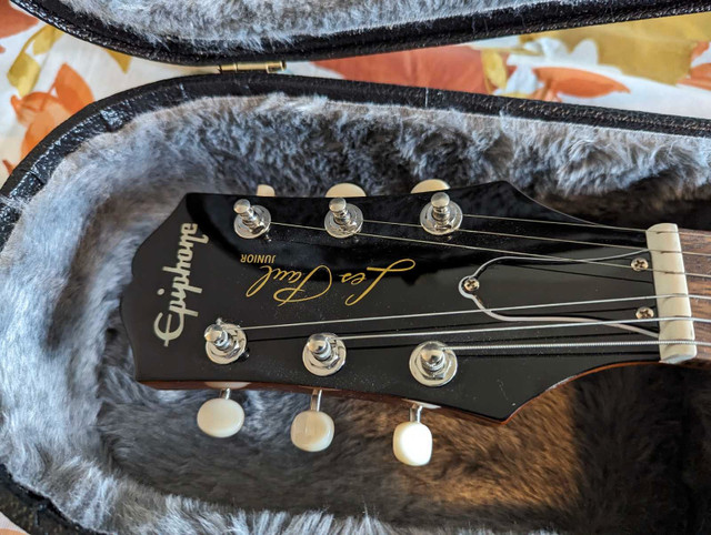 2021 Epiphone Les Paul Junior Inspired by Gibson with hard case in Guitars in St. Catharines - Image 2